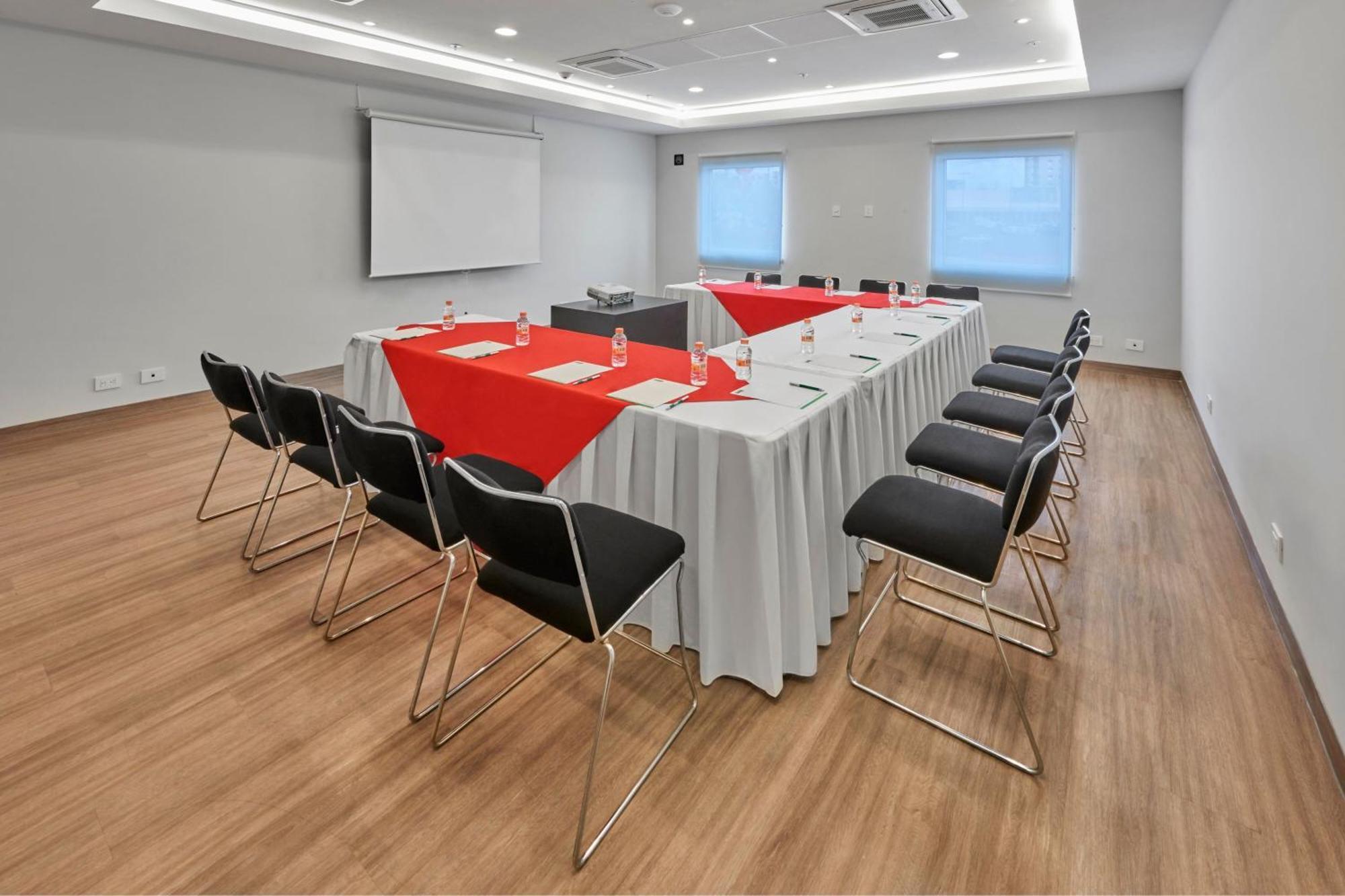 City Express Junior By Marriott Leon Centro De Convenciones Exterior photo