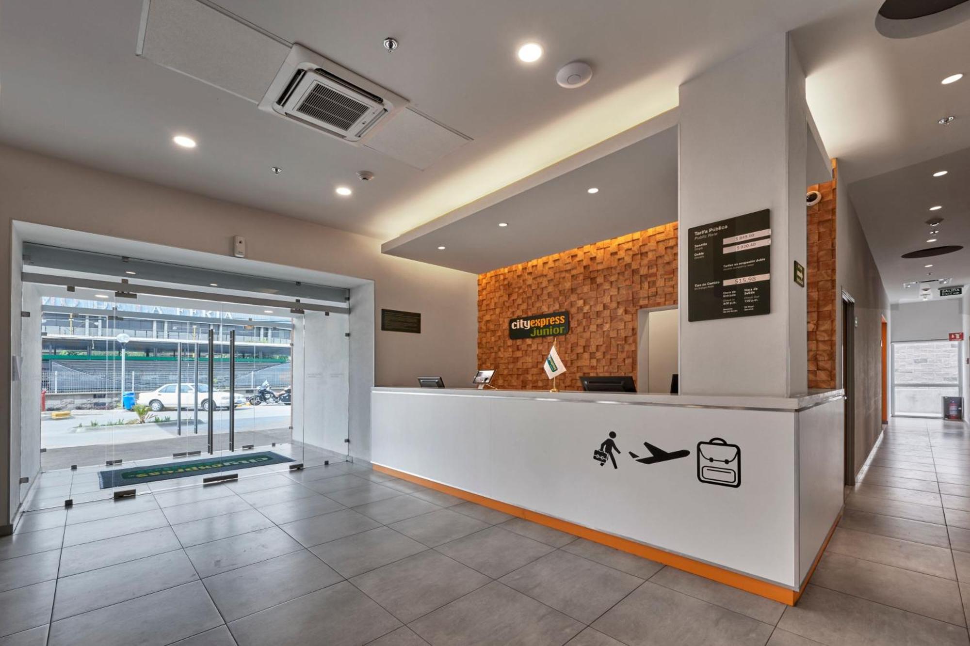 City Express Junior By Marriott Leon Centro De Convenciones Exterior photo