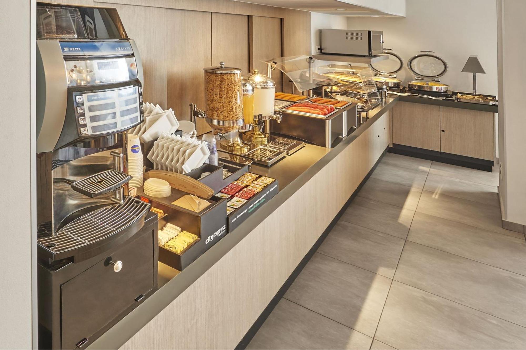 City Express Junior By Marriott Leon Centro De Convenciones Exterior photo