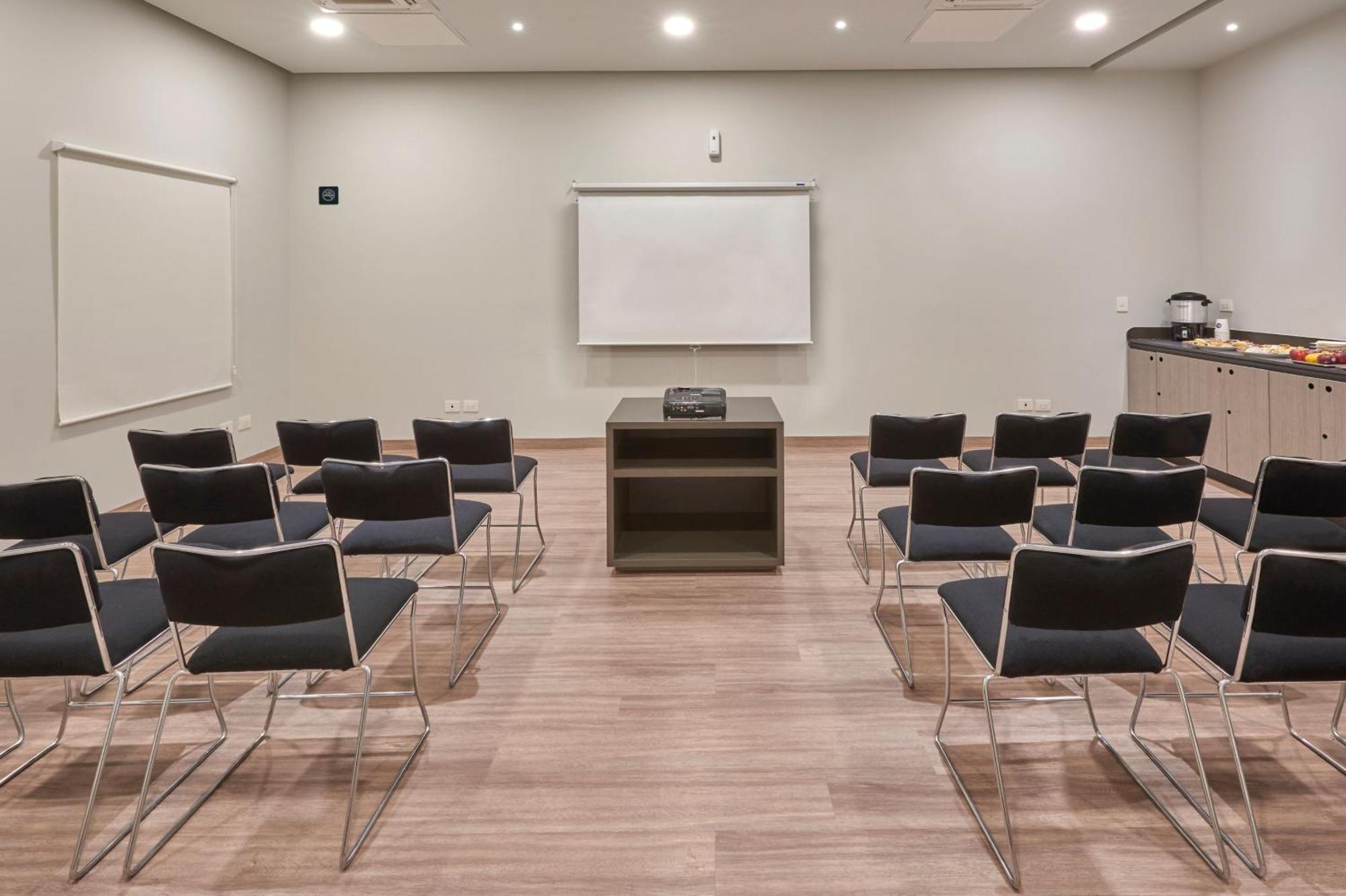 City Express Junior By Marriott Leon Centro De Convenciones Exterior photo
